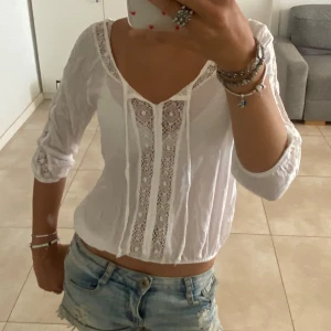 Jättefin vit bershka blus - Denna jättefina blusen är perfekt nu för sommaren!🌸💞 Storleken är M men passar mig som brukar använda XS/S. Köpt för 350kr. Priset kan såklart diskuteras!💗