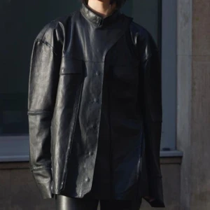 Skinnjacka - H&M Studio - Amazing jacket in soft leather, with buttons and edgy closed clip in the neck. 100% leather. Perfect for autumn, transitional weather. Size L but works for M and XL as well. Worn once Butik price: 3,999 sek asking just 1,200 sek. A find!  