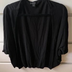 Kortärmad kroppad kofta  - Aldrig använd och finns inga defekter. Är i storlek m/L men passar mig som har xs. 