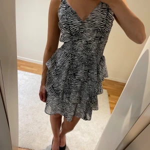 Klänning Gina Tricot - Sjukt snygg klänning från Gina Tricot i zebramönster 🦓🤍 Endast använd vid två tillfällen.