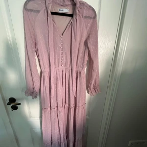 Klänning  - En fin sommarklänning som är använd en gång 