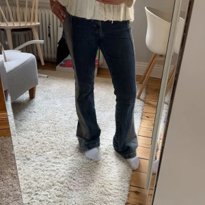 Trendiga jeans  - Säljer mina trendiga jeans som inte finns att köpa längre !💗midjemått: 41 innerbenslängd 82