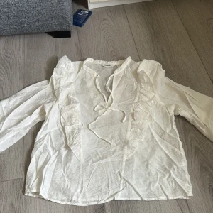 Blus  - Superfin modern volang blus som passar perfekt till finare tillfällen eller till vardags! Använd 1 gång