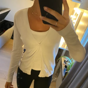 Vit kofta- saint tropez - Fin v ringad kofta, storlek S. Använd ett fåtal gånger. Perfekt att ta på sig en sommarkväll och går att styla med iprincip vad som helst! Säljer liknande i Marinblå!