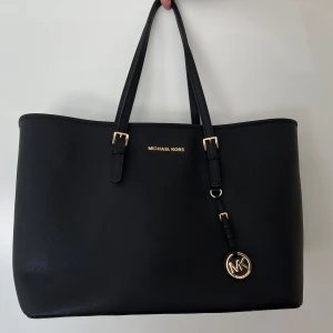 Michael Kors Jet Set Totebag original - Svart originalväska från Michael Kors, Jet Set Totebag. Väskan är i mycket bra skick, förutom enstaka små vita fläckar (vänlig se bild).   Mått: Bredd ca 37 cm Höjd ca 28 cm Djup ca 15 cm  Väskan kommer från ett djur- och rökfritt hem.