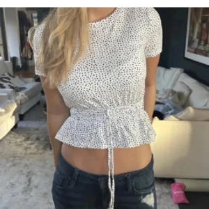 Prickig zara topp - Så fin topp från zara, inga defekter! Storlek L men sitter som S