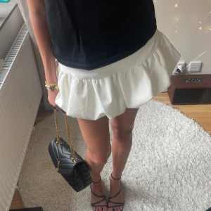 Ballong kjol - Säljer denna ballong mini kjol! Aldrig använd och har frf prislapp kvar!❤️ har även inbyggda shorts