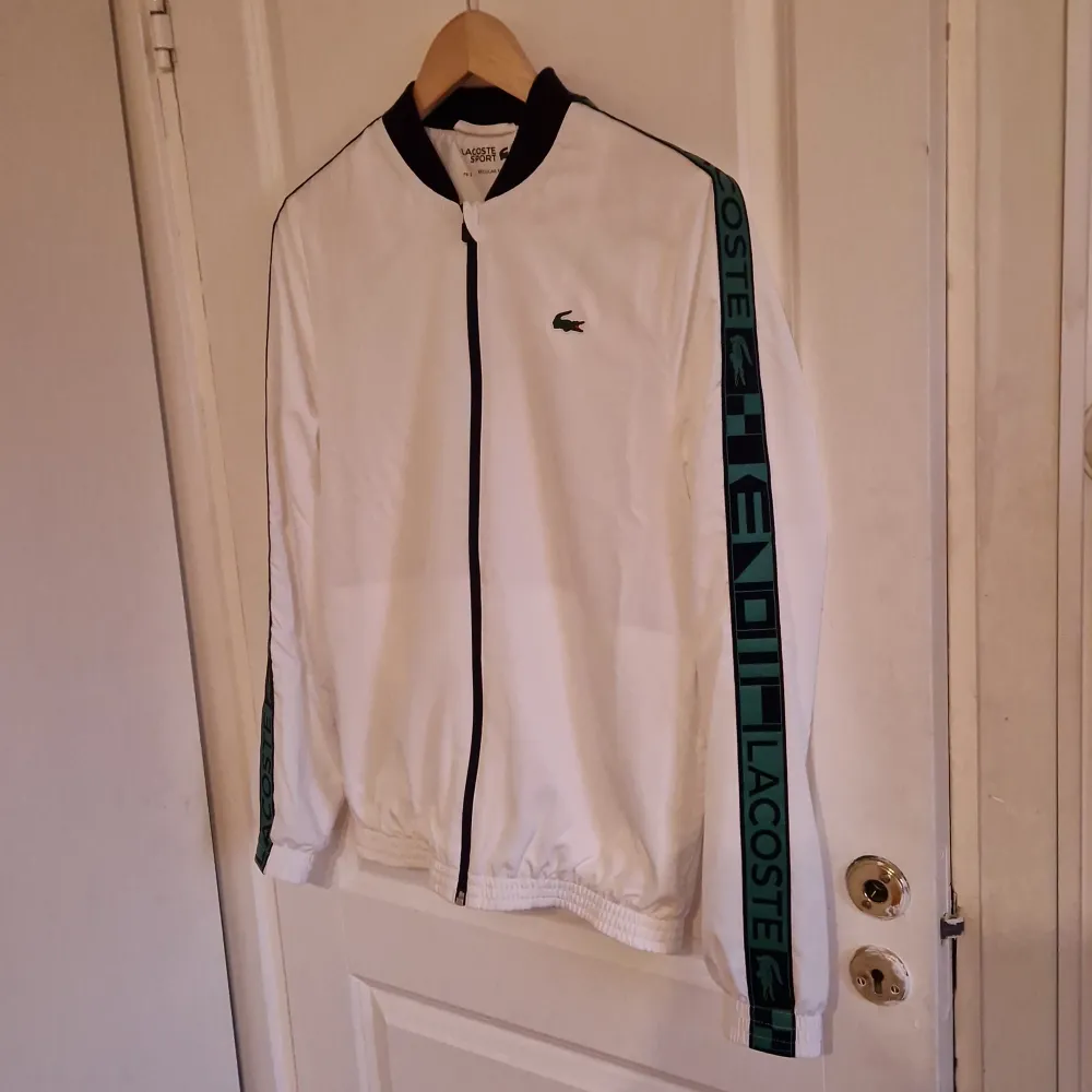 Helt ny Lacoste jacka. Köpt i Nederländerna för 240 EUR vilket motsvarar runt 2800 KR. Har aldrig använt denna så den är i skit bra kondition. Priset är inte hugget i sten.. Jackor.