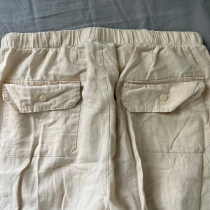 Beige linnebyxor med snygga detaljer - Skitsnygga linnebyxor med coola fickor.  