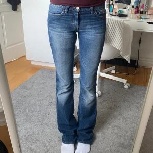 Lågmidjade bootcut jeans - Säljer dessa skitsnygga fornarina jeansen som tyvärr är för små för mig, köpte secondhand men fint skick (inga defekter) 