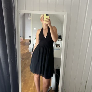 Klänning - Superfin klänning från Zoul! Är rätt lång i modellen, jag är 174 cm. Dragkedja i ryggen samt knyte för att spänna åt!