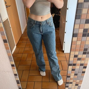 Low waist jeans - Bikbok jeans ”Low straight”, använda 1 gång (inomhus)  Blev för oversize på mig Storlek: W30 L32