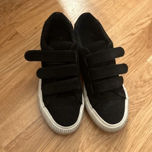 säljer mina Even and Odd skor🙌🏽 - säljer mina even and odd då dom är för stora för mig, storlek 40, andvänd 1-2 ggr, inga defekter, tvättar dom innan jag postar, pris kan diskuteras!!🙌🏽