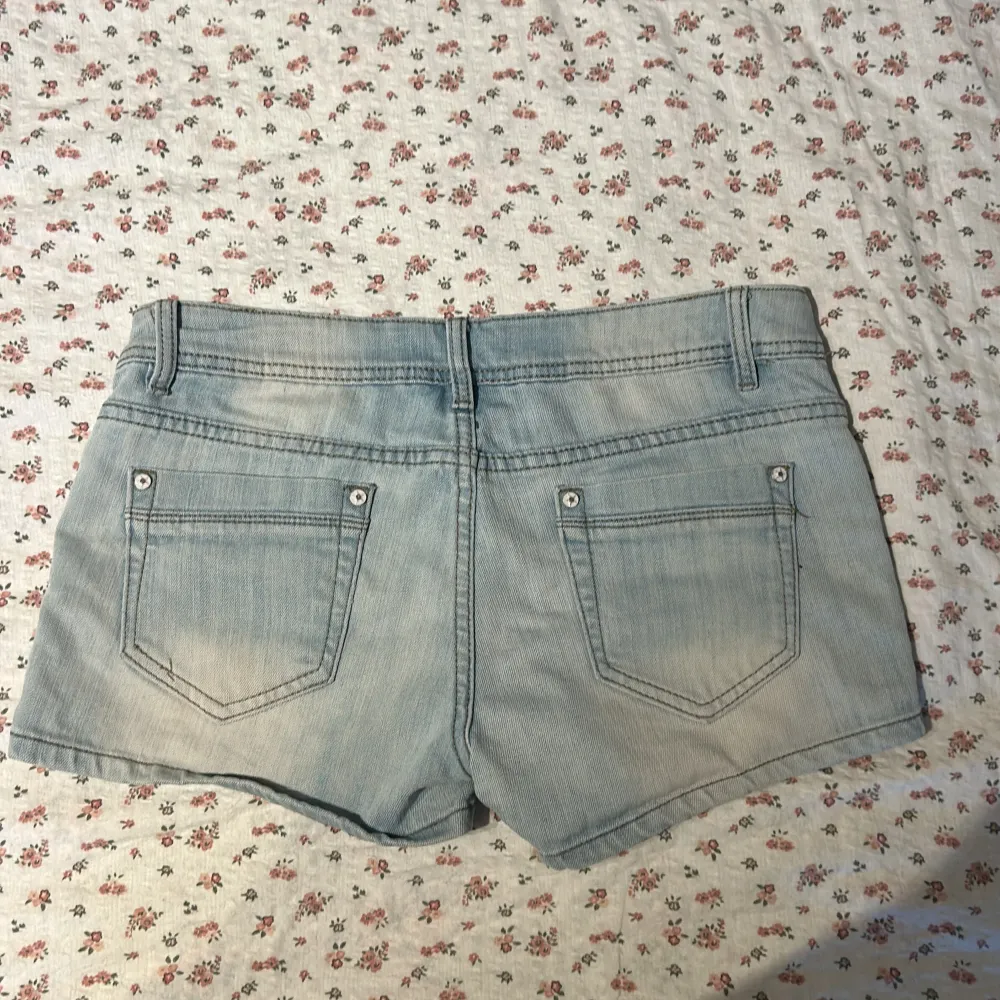 Low waist jeans shorts från Monday med en ljus wash,  bra skick. Strl 40.  För små för mig så kan inte skicka bild på, mer bilder skickas på förfrågan. . Shorts.