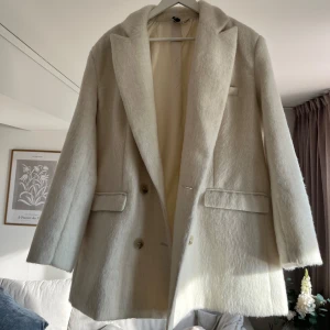 Kavaj jacka - Fodrad oversized kavaj från H&M storlek M. Har lite vaderade axlar. Använd en gång 💗