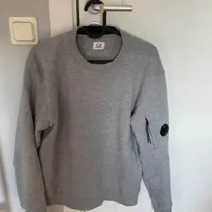 En riktigt fin CP Company sweatshirt i storlek small. Köpt på Care of Carl tidigare i våras. Skick 9/10. Bara att komma med prisförslag