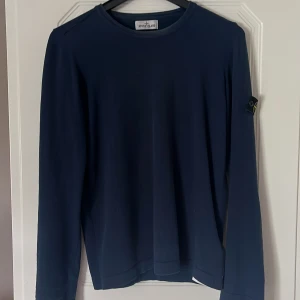 Stone island tröja - Säljer nu denna riktigt snygga Stone island tröja. Den är i väldigt fint skick och är i storlek junior men sitter som S. Den passar mig som är 183. Pris kan diskuteras🙌