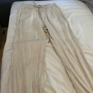 Linné byxor - Passar ungefär runt 165cm. 7,5/10 skick Det är Linné material vilket gör byxorna väldigt bekväma och luftiga vilket är perfekt inför sommaren de är i bra skick eftersom märket är väldigt fint och har bra kvalitet 