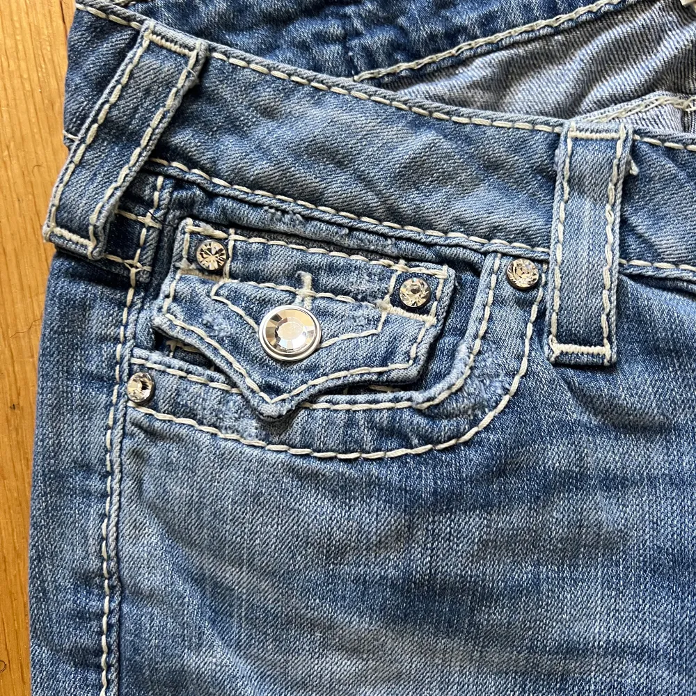 Väldigt low waisted True Religion Jeans. Med bootcut/straight passform. Passar folk runt 165-170 cm långa.  DMa för om det uppkommer fler frågor, svarar snabbt 😉     Innerbenslängd - 81 cm . Jeans & Byxor.