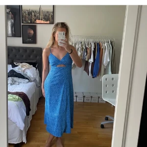 Blå långklänning - Fin långklänning från bikbok🤍✨ (Lånad bild) 