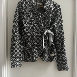 Odd Molly kofta  - En svart Odd Molly kofta typ aldrig använd, storlek 1🖤 Kontakta vid intresse och egna bilder!