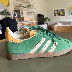 Adidas Gazelle - Adidas Gazelle i grönt (färgen gör sig mest rättvis på första bilden).Använda en gång. Storlek 40!