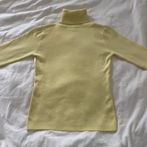 Ljusgul topp - Säljer då gult inte riktigt är min färg. Finns ingen lapp men passar mig som har XS. Kontakta mig vid eventuella frågor. Köp nu är på!❤️