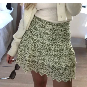 Kjol - Säljer denna söta kjol från zara! Köp direkt för 300kr. Strl s