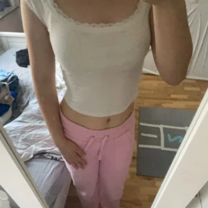 Vit topp - Fin vit topp, man ser dock igenom den, men annars är den väldigt fin o har fina mönster runt armarna.