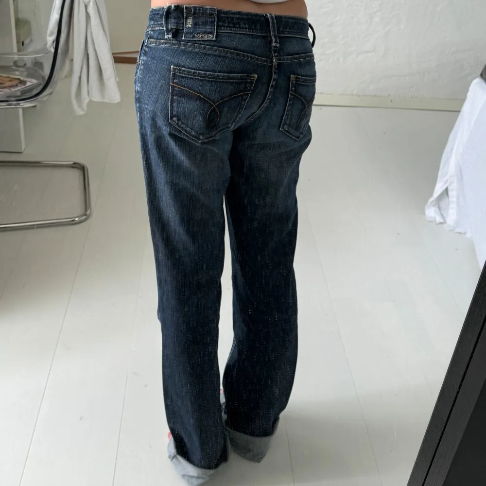 Skit snygga långa blå jeans i st 27/36. Jag bär i vanliga fall 34/36/S i byxor. Innerbenslängd 89- midjemått 86. Jag är 167 cm. . Jeans & Byxor.