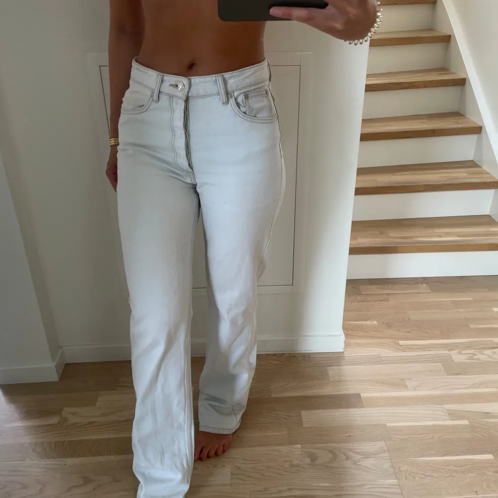 Jeans från zara! Är 170 cm och jeansen är i strl 38. Super fina i en ljusblå nästan vit färg. Köp för 150kr. Farkut & Housut.