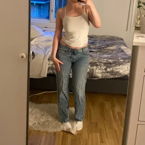 Jeans från Gina tricot - Jätte snygga lågmidjade jeans från Gina tricot som inte blivit använda mycket och nu använder jag de aldrig, därav att jag säljer de. Inga defekter, utan bara lite skrynkliga då de legat i garderoben länge.