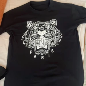 Kenzo t shirt - En kenzo t shirt som är köpt i Grekland. Tröjan är jättefin och är bra kvalite. Den är perfekt för heta dagar eftersom att den är tunn och skön. Hör av er om ni har några frågor 😁