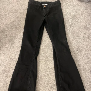 Lågmidjade jeans  - Super snygga Lågmidjade jeans. Super bra skick om man bortser från att det är lite slitna längst ner 🩷