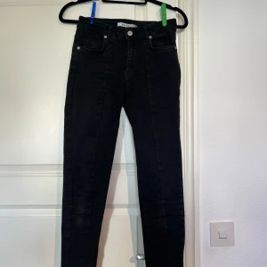 Jeans, NA-KD - Jeans från Nakd i storlek 36, knappt använt, fint skick. Frakt tillkommer