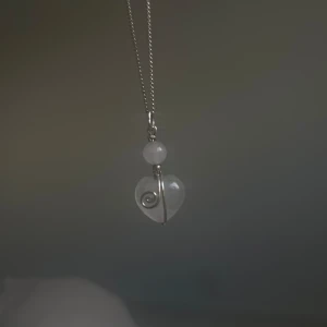 Rosenkvarts Halsband - Äkta rosenkvarts halsband. Köpt för 389kr i affär. Man kan köpa antingen med kedja till eller utan. Kedjan med +10kr. Burit de va 2 gånger, annars oanvänt. 🩷  mer rosa i verkligheten än på bild 