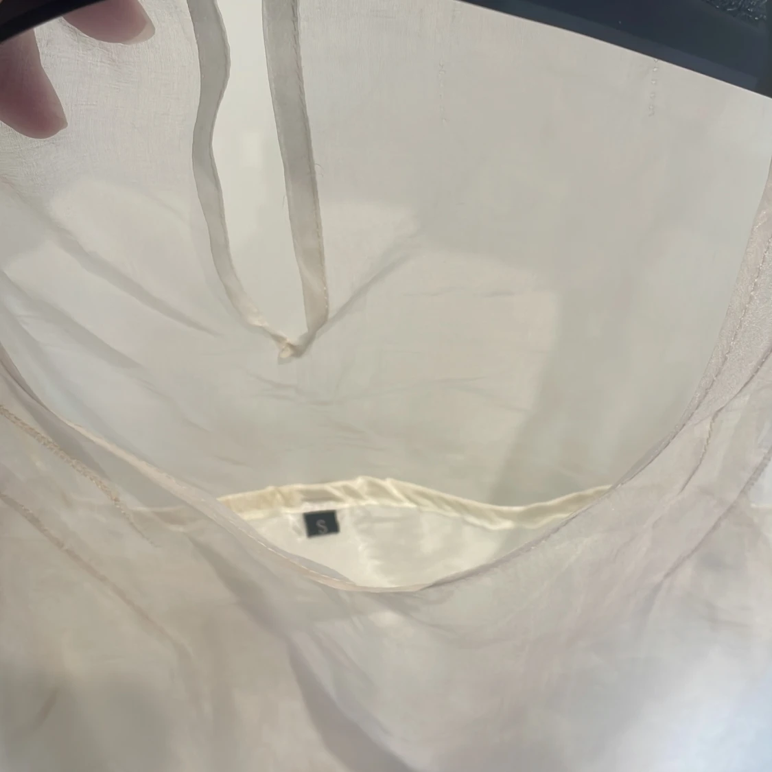 Vit ärmlös klänning med volangdetalj - 93