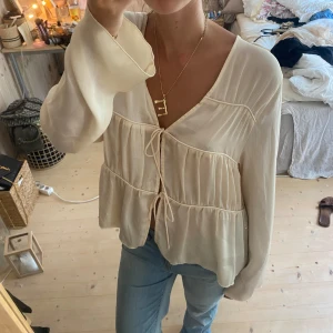 Blus  - SUPER snygg!! Passar till såå många tillfällen 💕💕