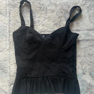 Topp från zara - Säljer detta super gulliga volang linnet från zara som tyvörr inte kommer till nån användning av mig💕