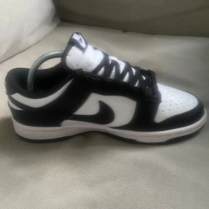 Nike dunk low panda, strl 37,5 som NYA - Som nya, äkta!   Se bilder och återkom vid frågor!   