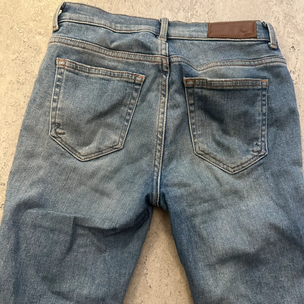 De är från bikbok storlek s. De är inte jättevida  men de är också för små. De är tretchiga. Jeans & Byxor.