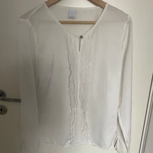 Genomskinlig tröja med volanger - Superfin tunn tröja som är ganska genomskinlig. Passar storlek S också.