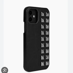 Ideal of Sweden skal  - Jag har ett hyfsat nytt ideal of sweden skal med nitar som de tyvärr inte säljer på hemsidan längre. Säljer då jag har bytt mobil och detta tyvärr inte passar.  Hör av er för fler bilder!!🫶🫶