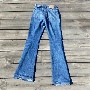 Blå jeansbyxor från Zara - Ett par blå jeansbyxor från Zara i storlek 36. Byxorna har bootcut som är något slitna men inget man tänker på (se bild två). Säljer då de är lite långa på mig
