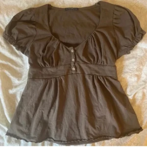 Snygg brandy Melville topp - Supersöt topp i bra skick! Bilden är lånad, skriv så skicka egna bilder! ( har en liten fläck som knappt syns) 