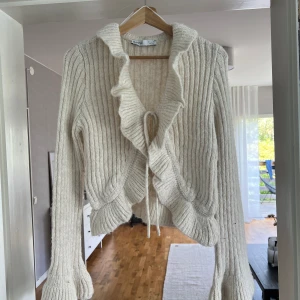 Kofta Bershka  - Super söt kofta med volang och långa ärmar. Gräddvit/beige färg. Som ny. Använd någon enstaka gång. 