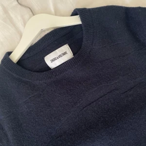Zadig & Voltaire tjocktröja i merinoull - Skön tröja med unika detaljer Bra skick Strl S (passar ≈ 177) Nypris 2800 