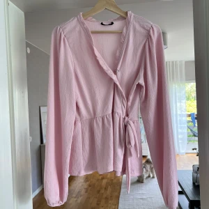 Blus - Rosa blus från ellos. Stl 42-44. Men sitter som en S/M. 