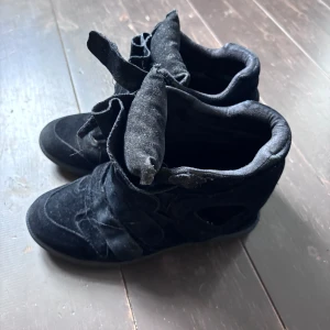 Isabel marant skor - Säljer dessa Isabel marant liknande skor! Använd några gånger och super sköna att gå i. Dom ser exakt ut som dom på! Vid mer bilder skriv privat💕💕💕💕