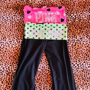 2000s victoria secret fold over bootcut leggings - ✰*฿✩‧₊˚ läs gärna köpvillkoren innan köp - FAST PRIS  ✰ LOWRISE & BOOTCUT MODELL ✰ midja rakt över: 36 cm, innerbenslängd: 80 cm ✰ nyskick och aldrig använt, pris kan endast diskuteras vid köp av 2, 949 kr vid köp av 1. skriv privat för vilken du vil